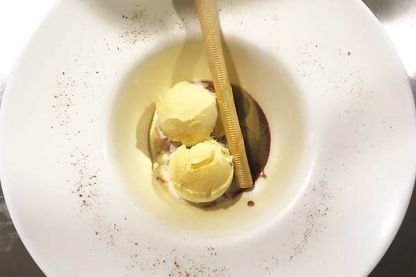 Helado de mantequilla de Soria con fondo rojo